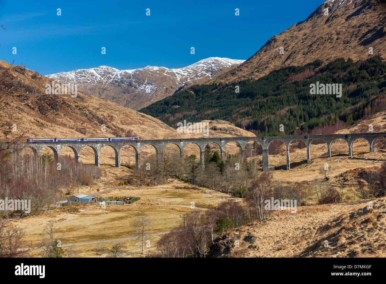 Der Glenfinnan-Viadukt mit Berg im Hintergrund, Glenfinnan, Highland, Schottland, UK, Europa. Stockfoto