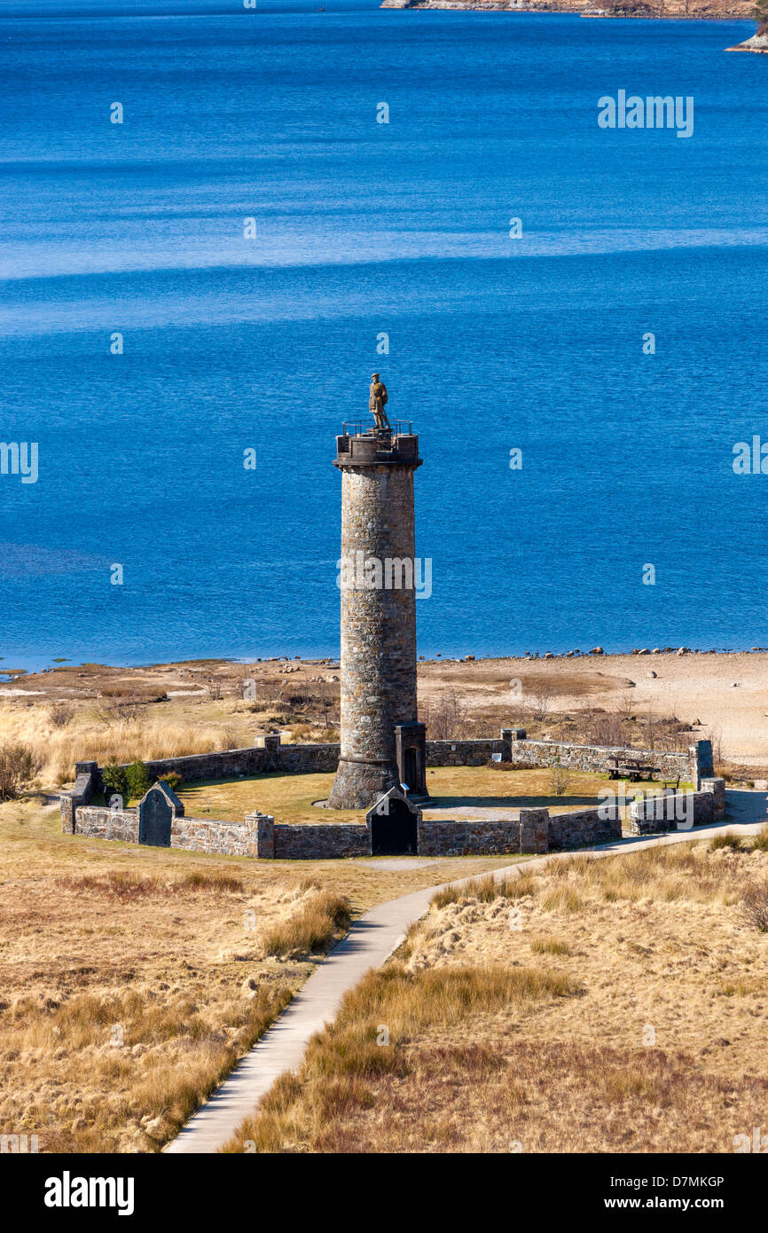 Das Glenfinnan Monument befindet sich an der Spitze von Loch Shiel, Highland, Glenfinnan, Schottland, UK, Europa. Stockfoto