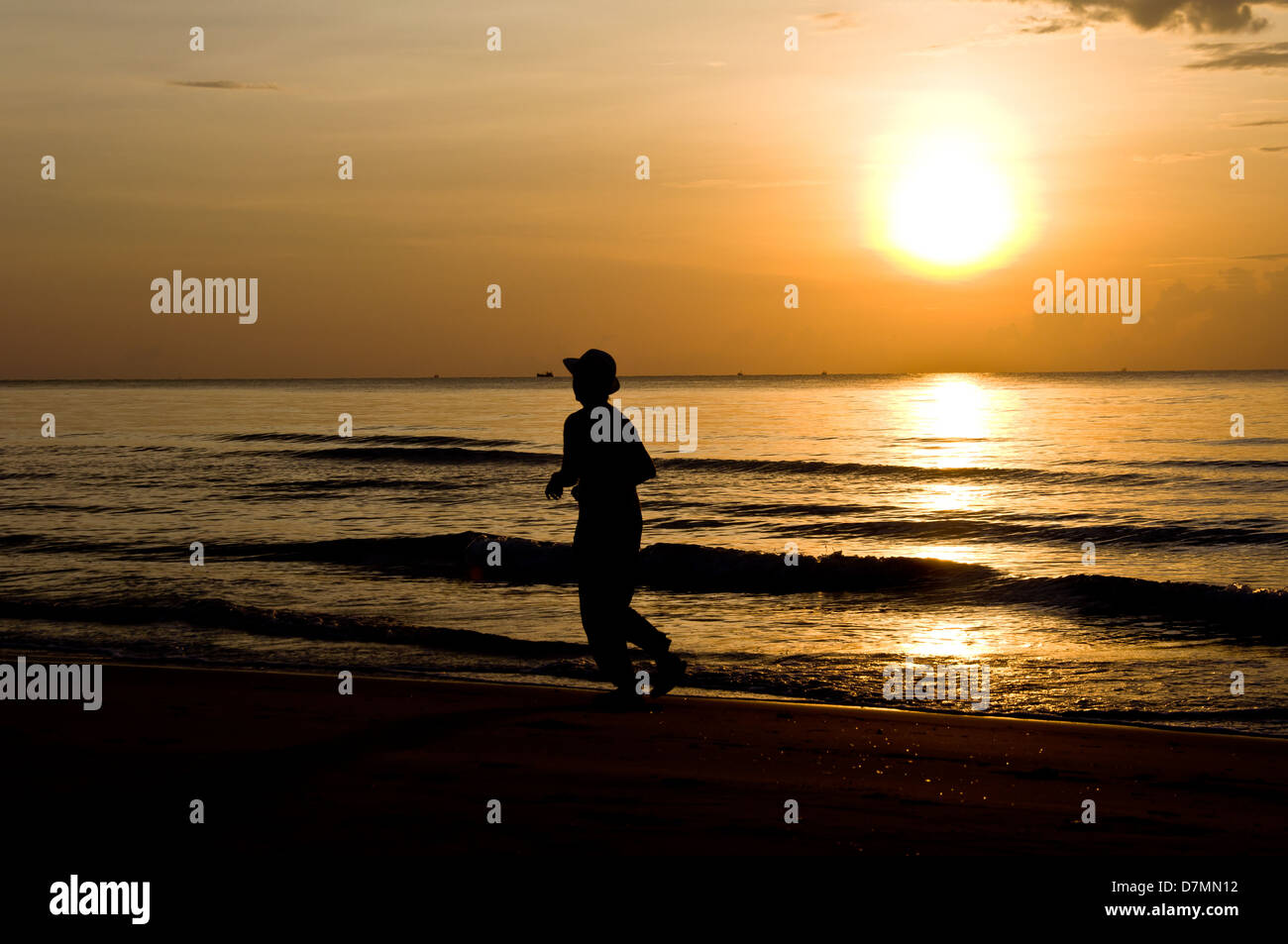 Silhouette Frau am Strand Stockfoto