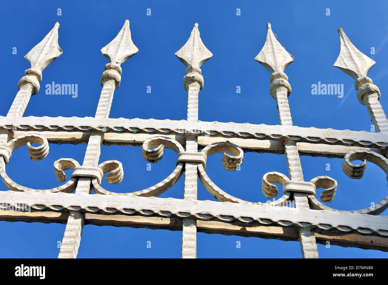 schmiedeeisernes Tor gemacht? Zaun aus Metall Stockfoto