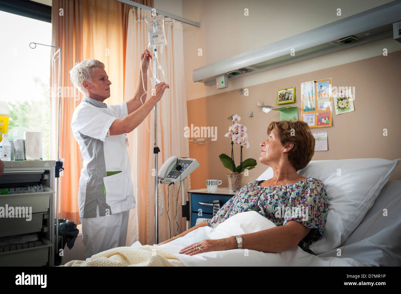 Krankenschwester Vorbereitung Tropf Stockfoto