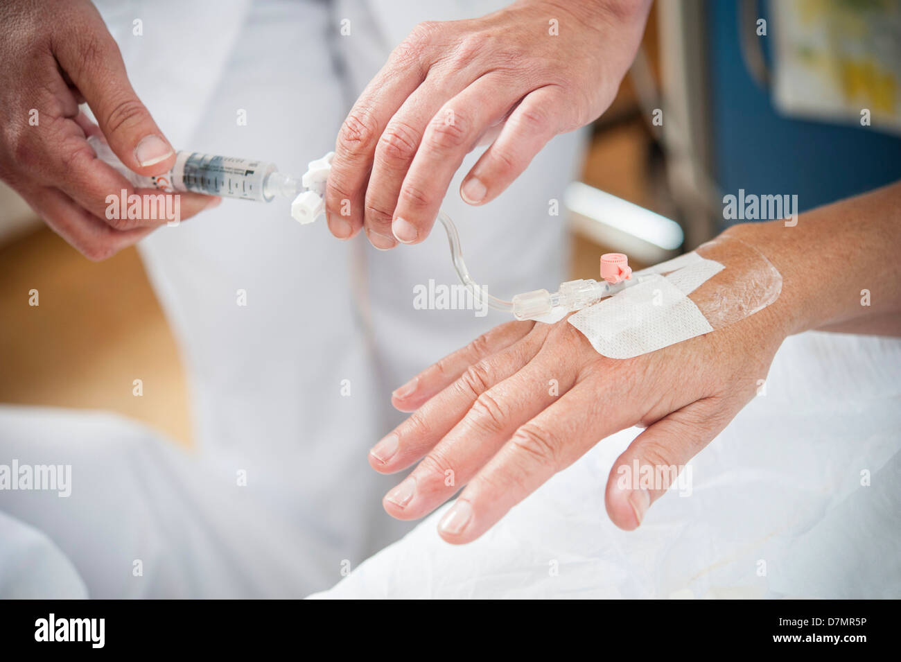 Krankenschwester, die Vorbereitung eines Patienten auf eine IV-Leitung Stockfoto