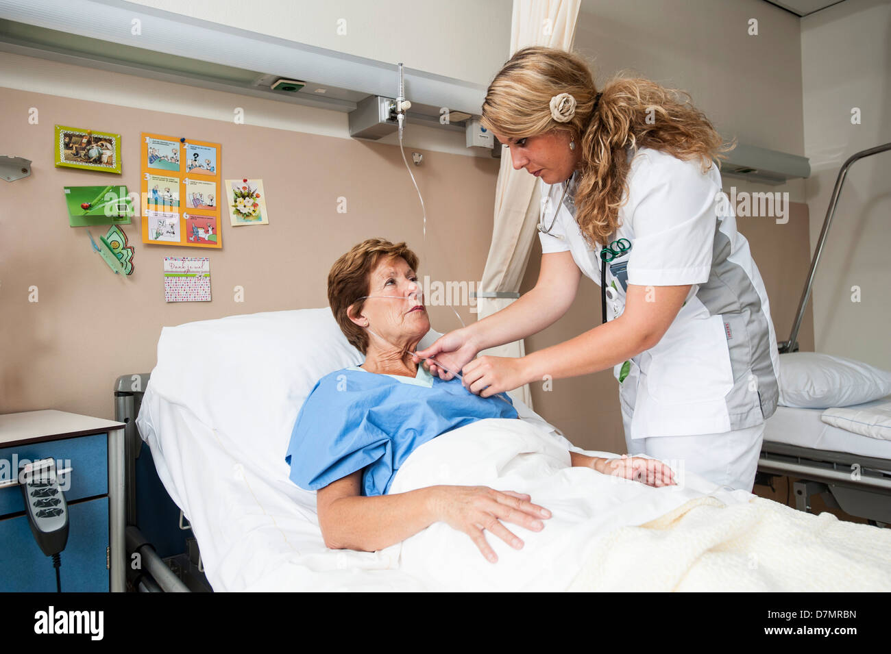 Krankenschwester Vorbereitung Nasenbrille für Patienten Stockfoto