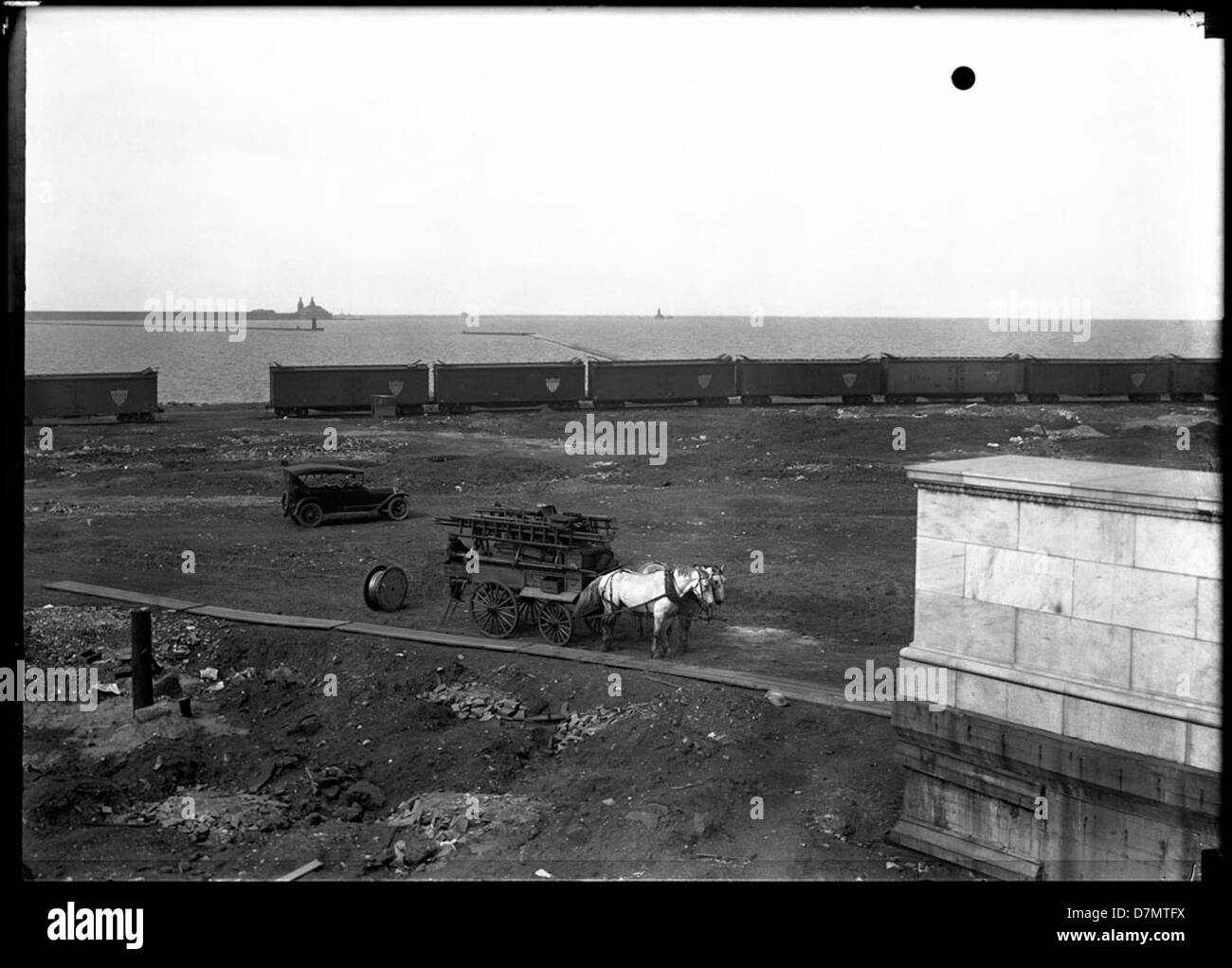 Dieses Bild zeigt einen Wagen, Eisenbahnwagen und ein Auto vor dem neu errichteten Field Museum in Chicago. Es zeigt Transportmethoden rund um die Eröffnungszeit des Museums. Stockfoto