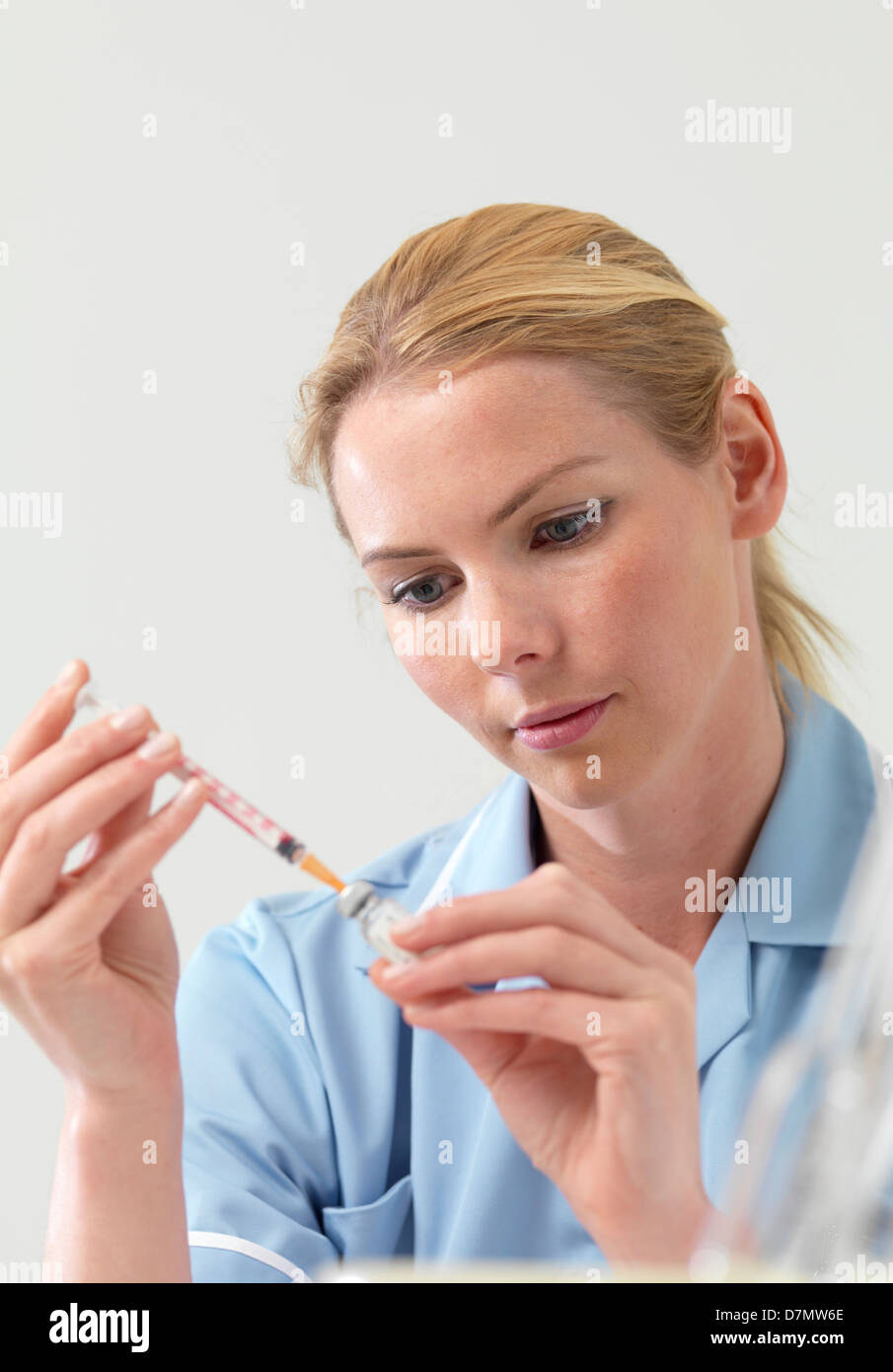 Krankenschwester Vorbereitung Injektion Stockfoto