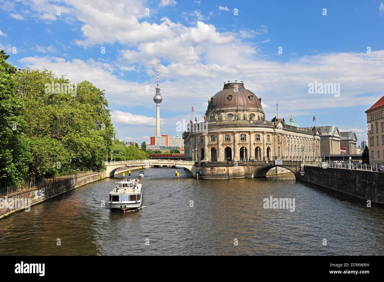 Monbijoupark mit Strand und Bode-Museum in Berlin Stockfoto