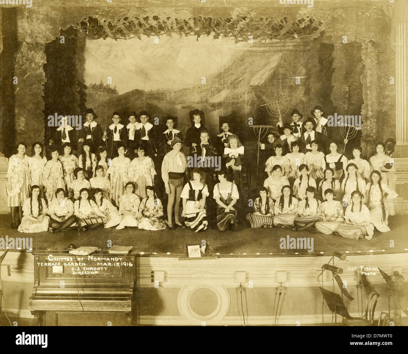 1916 Foto, Schauspieler in Kostümen am Set ihres Spiels, Glockenspiel in der Normandie, O.J. Ehrgott Direktor. Aus New York City Region. Stockfoto