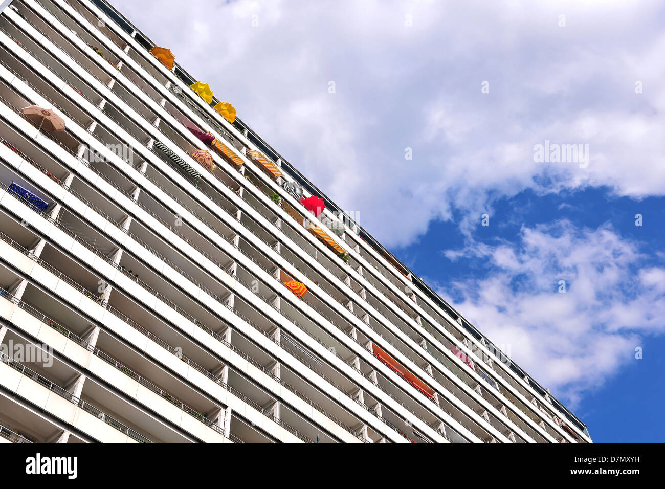 Sommer in der Stadt - Fassade des Hauses mit Sonnenschirmen, Berlin Stockfoto