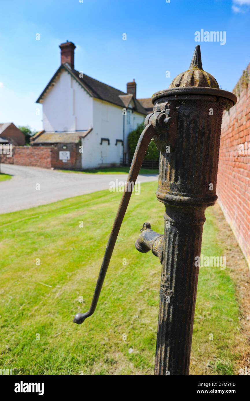 Wasserpumpe Gusseisen in Shropshire Dorf England UK Stockfoto