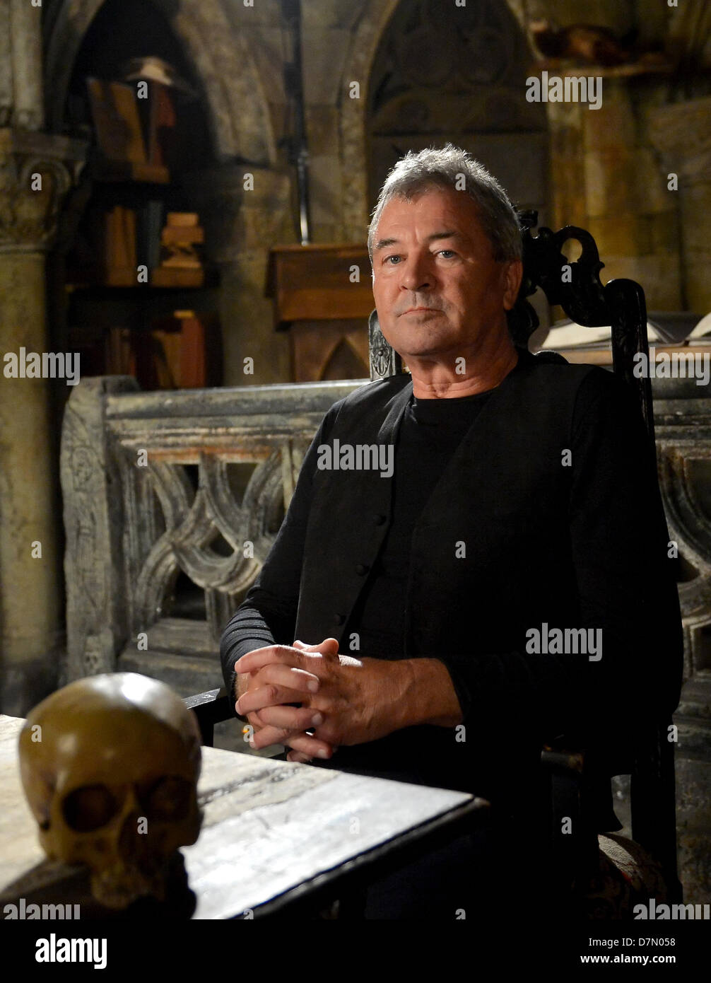 Sänger Ian Gillan sitzt während der Dreharbeiten für das Video für den Song "Vincent Price" im neu eröffneten Theater für Horror zeigt Berlin Dungeon, in Berlin, Deutschland, 27. April 2013. Foto: BRITTA PEDERSEN Stockfoto