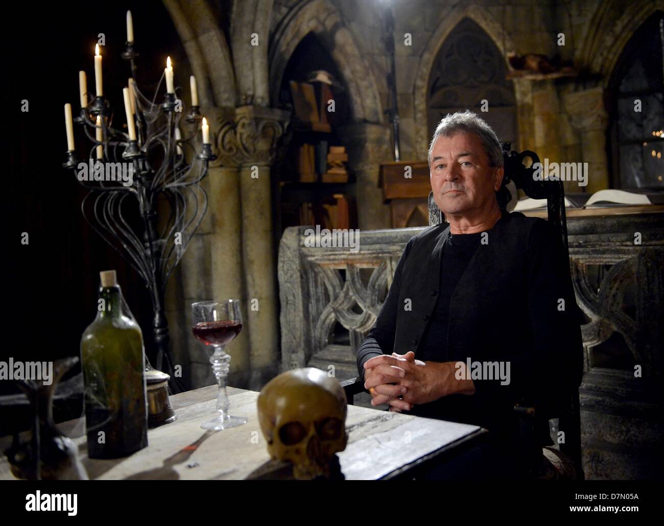 Sänger Ian Gillan sitzt während der Dreharbeiten für das Video für den Song "Vincent Price" im neu eröffneten Theater für Horror zeigt Berlin Dungeon, in Berlin, Deutschland, 27. April 2013. Foto: BRITTA PEDERSEN Stockfoto