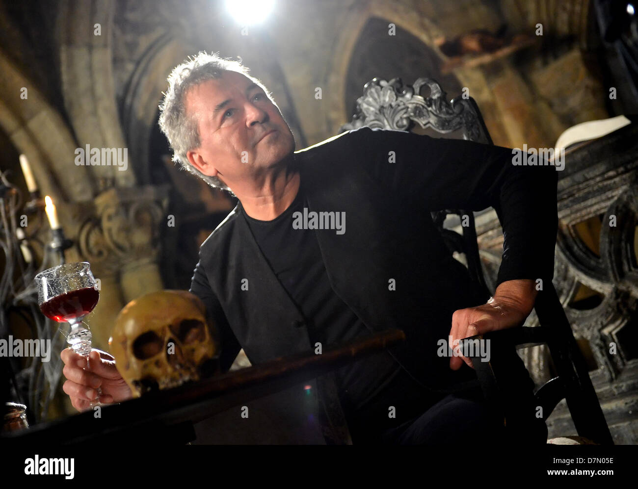 Sänger Ian Gillan sitzt während der Dreharbeiten für das Video für den Song "Vincent Price" im neu eröffneten Theater für Horror zeigt Berlin Dungeon, in Berlin, Deutschland, 27. April 2013. Foto: BRITTA PEDERSEN Stockfoto