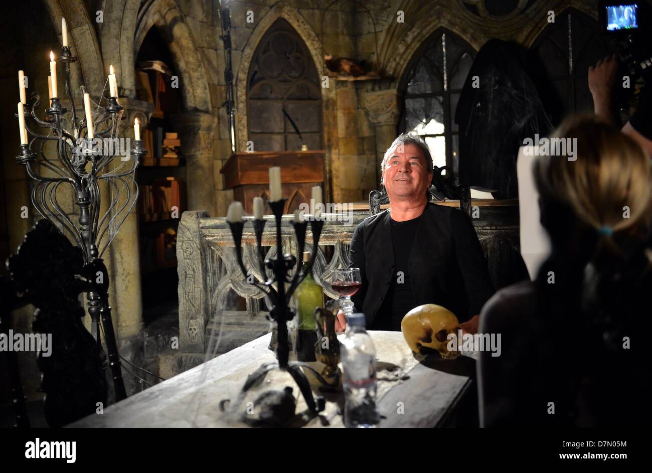 Sänger Ian Gillan sitzt während der Dreharbeiten für das Video für den Song "Vincent Price" im neu eröffneten Theater für Horror zeigt Berlin Dungeon, in Berlin, Deutschland, 27. April 2013. Foto: BRITTA PEDERSEN Stockfoto