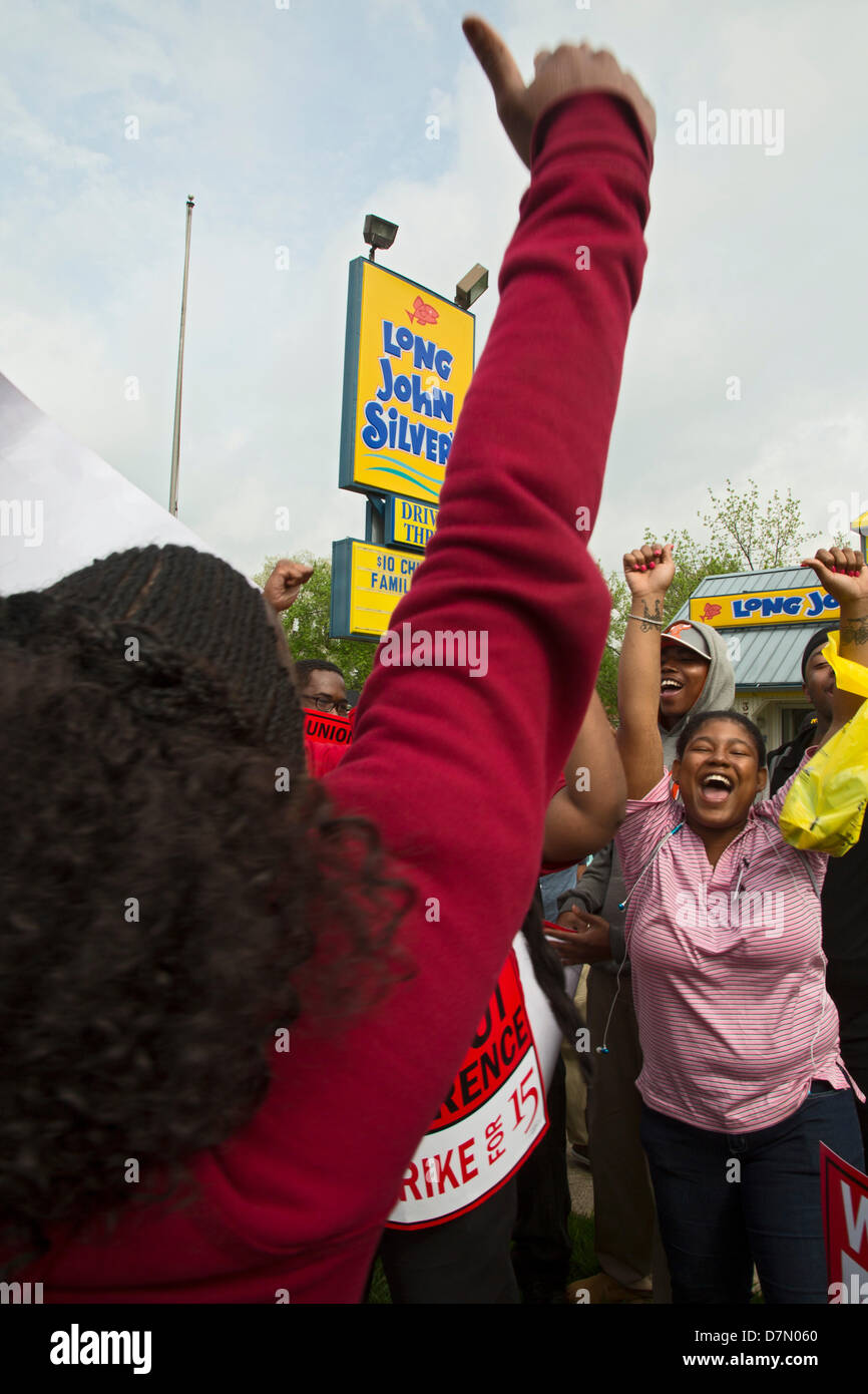 Warren, Michigan USA. Fast-Food-Mitarbeiter und Unterstützer Streikposten einen Long John Silver's Restaurant, fordern eine Gehaltserhöhung von ihrer aktuellen Rate von $7,40 eine Stunde. Es war Bestandteil einer eintägigen Streik gegen Detroit-Bereich Fast-Food Restaurants von der D15-Kampagne fordert einen $15 Lohn und das Recht zur Gründung einer Gewerkschaft Management störungsfrei. Bildnachweis: Jim West / Alamy Live News Stockfoto