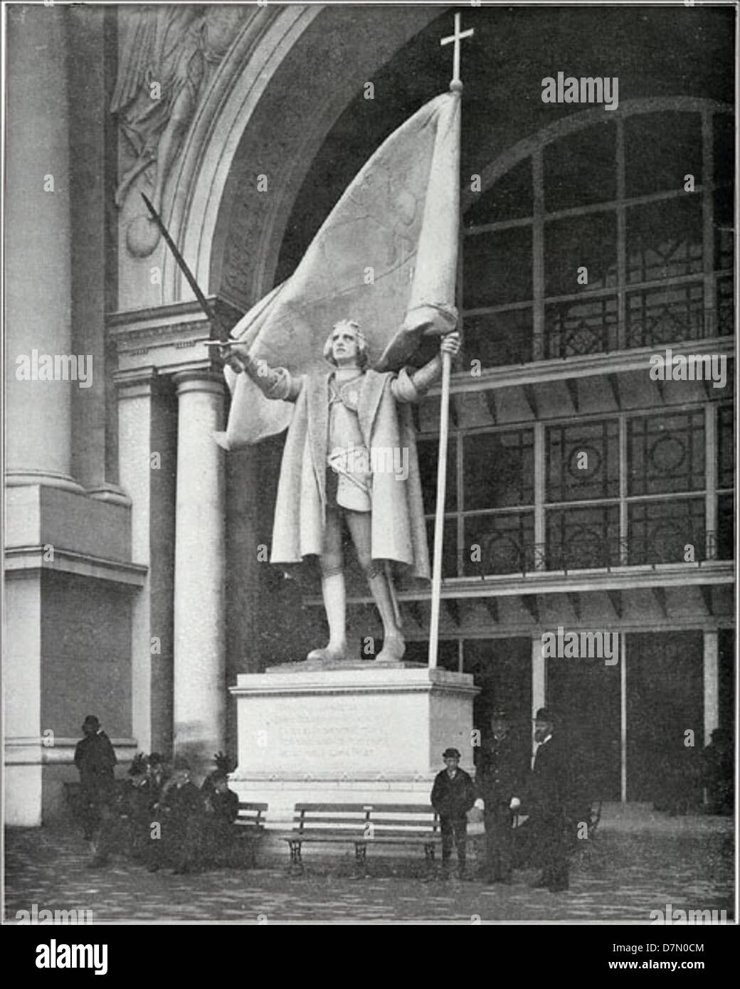 Die Statue erinnert an Christoph Kolumbus, der das Land während der World’s Columbian Exposition 1893 in Chicago in Besitz nahm. Das Bild zeigt die Statue am Verwaltungsgebäude, die das historische Ereignis während der Messe symbolisiert und die kulturelle und historische Bedeutung der Ausstellung von 1893 markiert. Stockfoto
