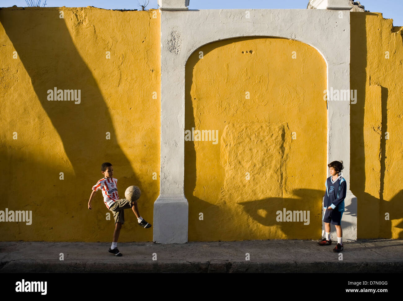 Jungs spielen Fußball (Fußball) in der Altstadt, Cartagena, Kolumbien Stockfoto