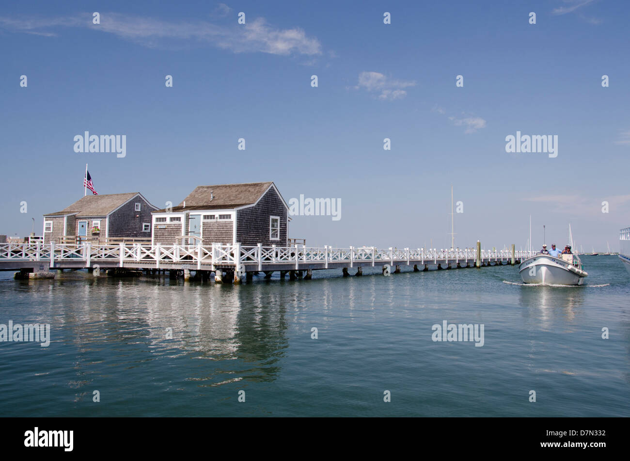 Massachusetts, Neuengland, Nantucket. Gerade Wharf Wassertaxi und typische Waterfront Cottages. Stockfoto