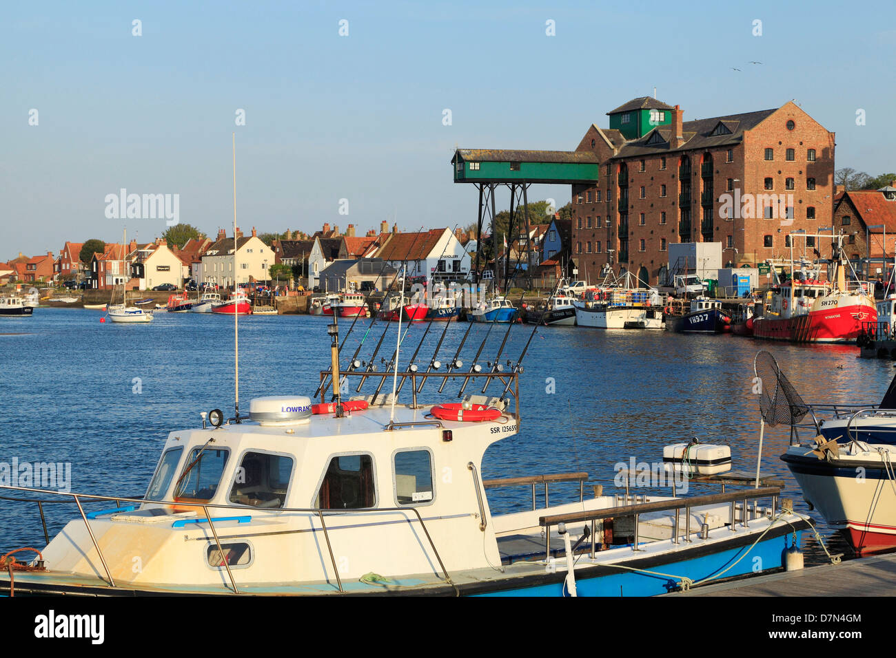 Brunnen als nächstes Meer, Norfolk, Hafen, Getreidespeicher, Stadt, Hafen, Boote, englische Küstenlandschaft Küste Küsten England UK Stockfoto