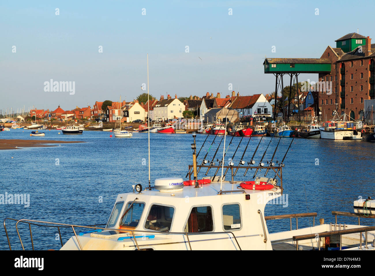 Brunnen als nächstes Meer, Norfolk, Hafen, Getreidespeicher, Stadt, Hafen, Boote, englische Küstenlandschaft Küste Küsten England UK Stockfoto