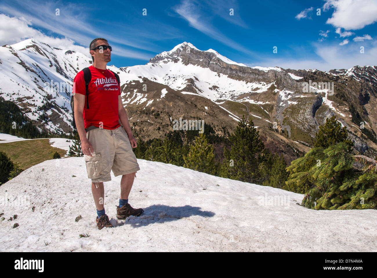 Kaukasische Männer Wanderer beobachten das Panorama im Ordesa und Monte Perdido Nationalpark, Huesca, Aragon, Spanien Stockfoto