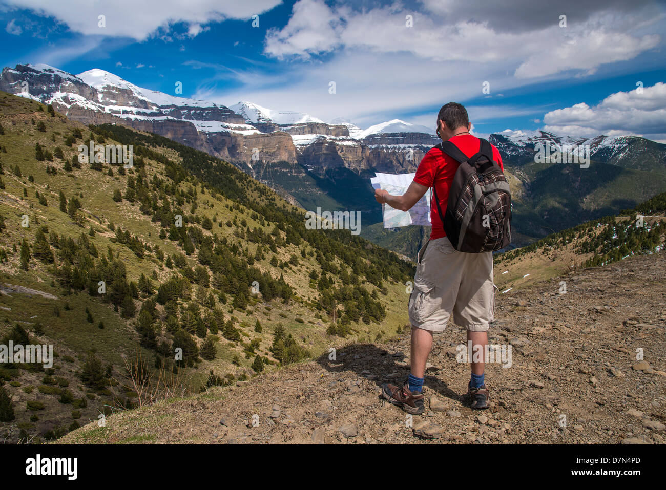 Kaukasische Männer Wanderer beobachten eines Berges im Ordesa und Monte Perdido Nationalpark, Huesca, Aragon, Spanien Karte Stockfoto