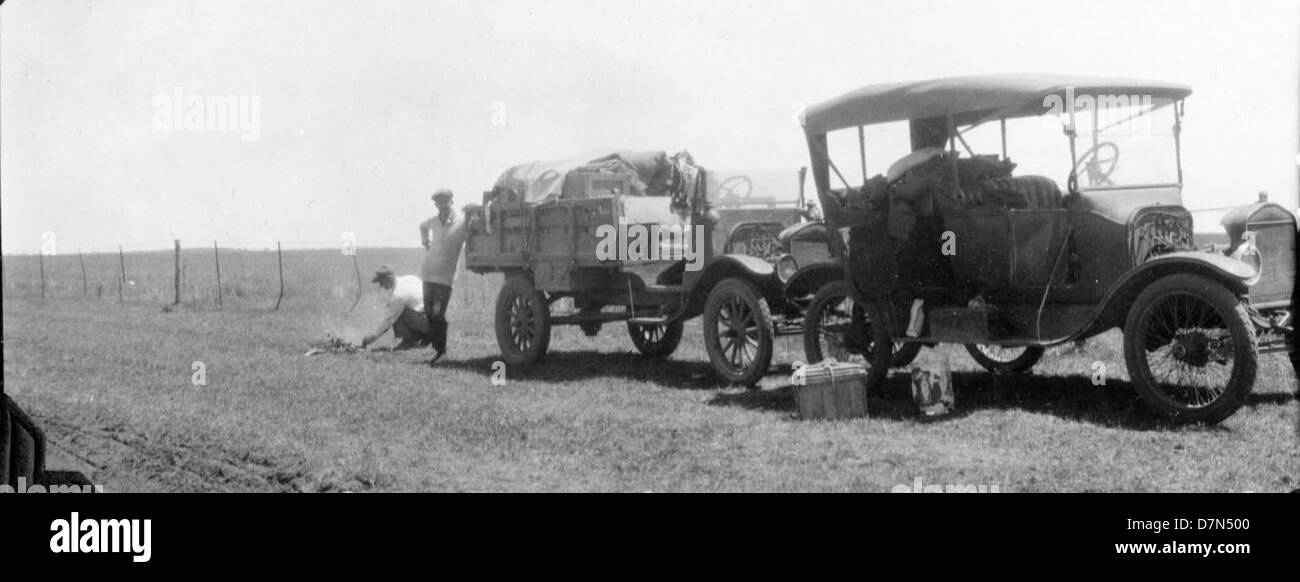 Elmer Riggs und Felipe Mendez halten während der Marshall Field Paläontologischen Expedition in der Provinz Buenos Aires, Argentinien, zum Mittagessen an der Straße, während sie Fossilien sammeln. Stockfoto