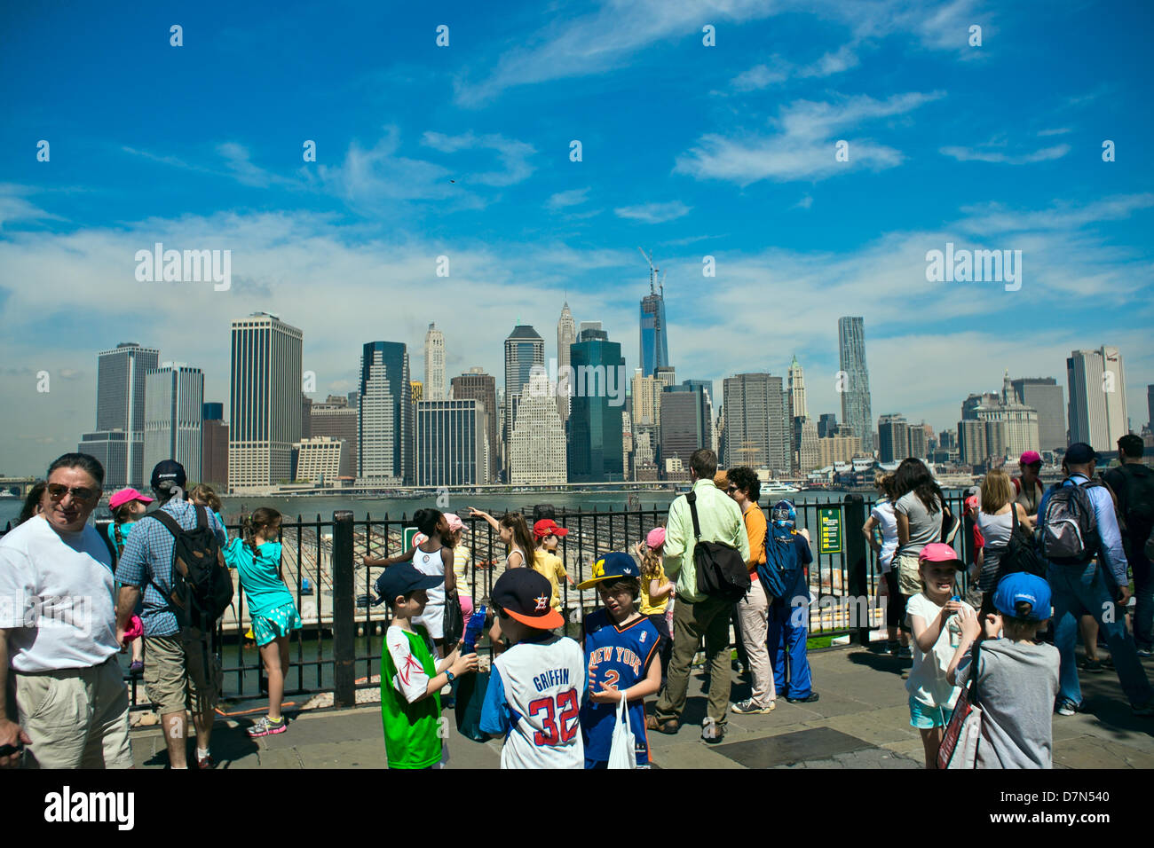Brooklyn, New York, 10. Mai 2013: Menschen auf der Brooklyn Heights Promenade schauen Sie auf der neu installierten Turmspitze auf 1 World Trade Center; der Turm macht die Gebäudehöhe einen symbolischen 1.776 Fuß, so dass das Gebäude das höchste in den USA und der dritthöchste in der Welt.  Das Gebäude nimmt Teil der Website der World Trade Center Türme, die in der 11. September 2001, Terroranschläge fiel. Bildnachweis: Joseph Reid / Alamy Live News Stockfoto