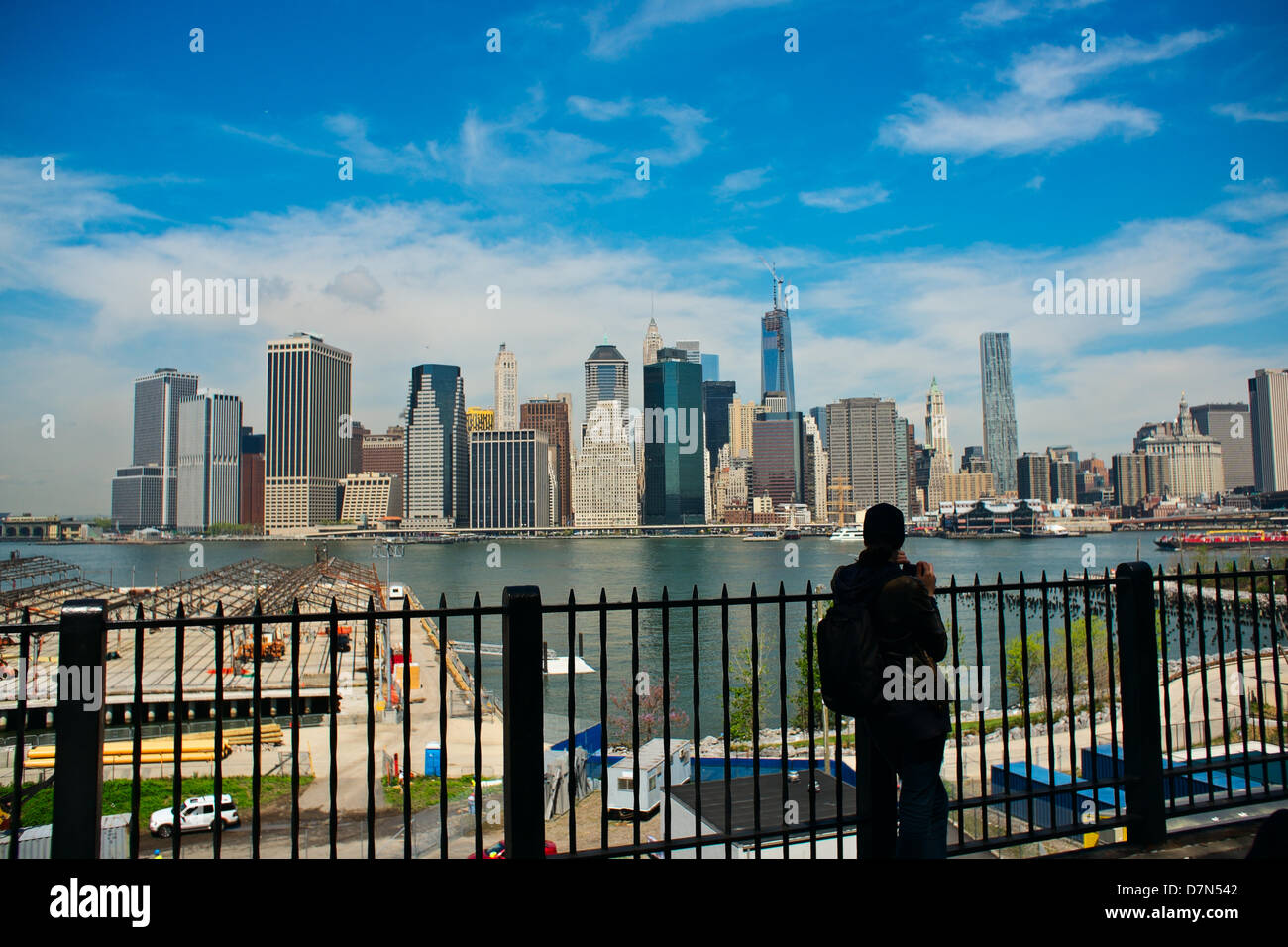 Brooklyn, New York, 10. Mai 2013: Menschen auf der Brooklyn Heights Promenade schauen Sie auf der neu installierten Turmspitze auf 1 World Trade Center; der Turm macht die Gebäudehöhe einen symbolischen 1.776 Fuß, so dass das Gebäude das höchste in den USA und der dritthöchste in der Welt.  Das Gebäude nimmt Teil der Website der World Trade Center Türme, die in der 11. September 2001, Terroranschläge fiel. Bildnachweis: Joseph Reid / Alamy Live News Stockfoto