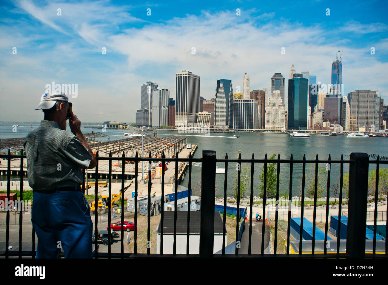 Brooklyn, New York, 10. Mai 2013: Menschen auf der Brooklyn Heights Promenade schauen Sie auf der neu installierten Turmspitze auf 1 World Trade Center; der Turm macht die Gebäudehöhe einen symbolischen 1.776 Fuß, so dass das Gebäude das höchste in den USA und der dritthöchste in der Welt.  Das Gebäude nimmt Teil der Website der World Trade Center Türme, die in der 11. September 2001, Terroranschläge fiel. Bildnachweis: Joseph Reid / Alamy Live News Stockfoto
