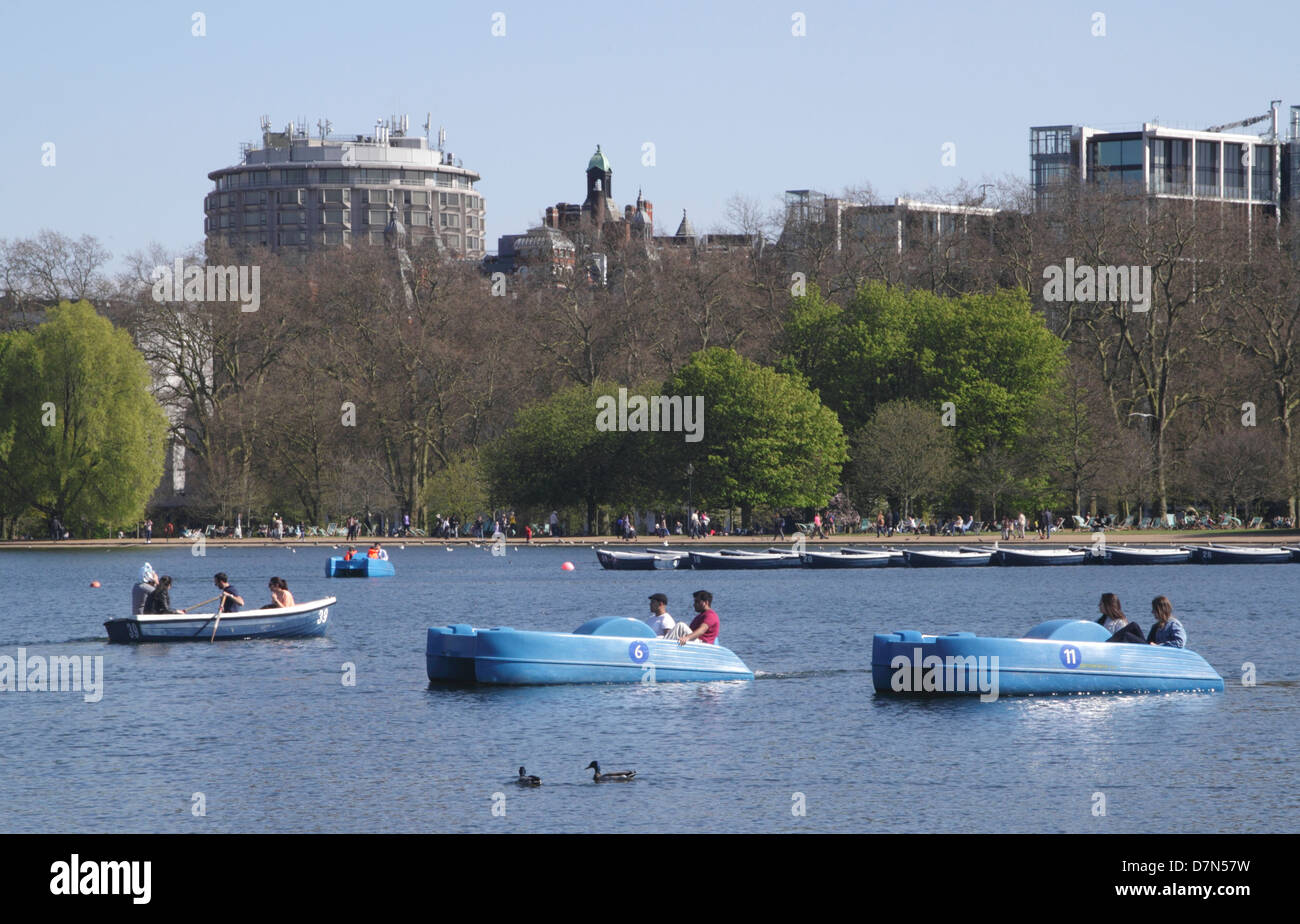 Bootfahren auf der Serpentine Hyde Park London Stockfoto