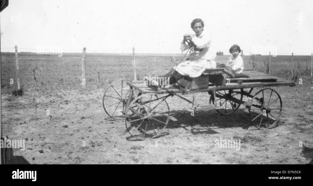 Ein Foto aus den 1920er Jahren, das Kinder auf einem Buckboard-Wagen zeigt, vor dem Hintergrund der Fossiliensammelexpedition in der Provinz Buenos Aires. An der Expedition nahmen Figuren wie Elmer Riggs und Felipe Mendez in paläontologische Forschung Teil. Stockfoto