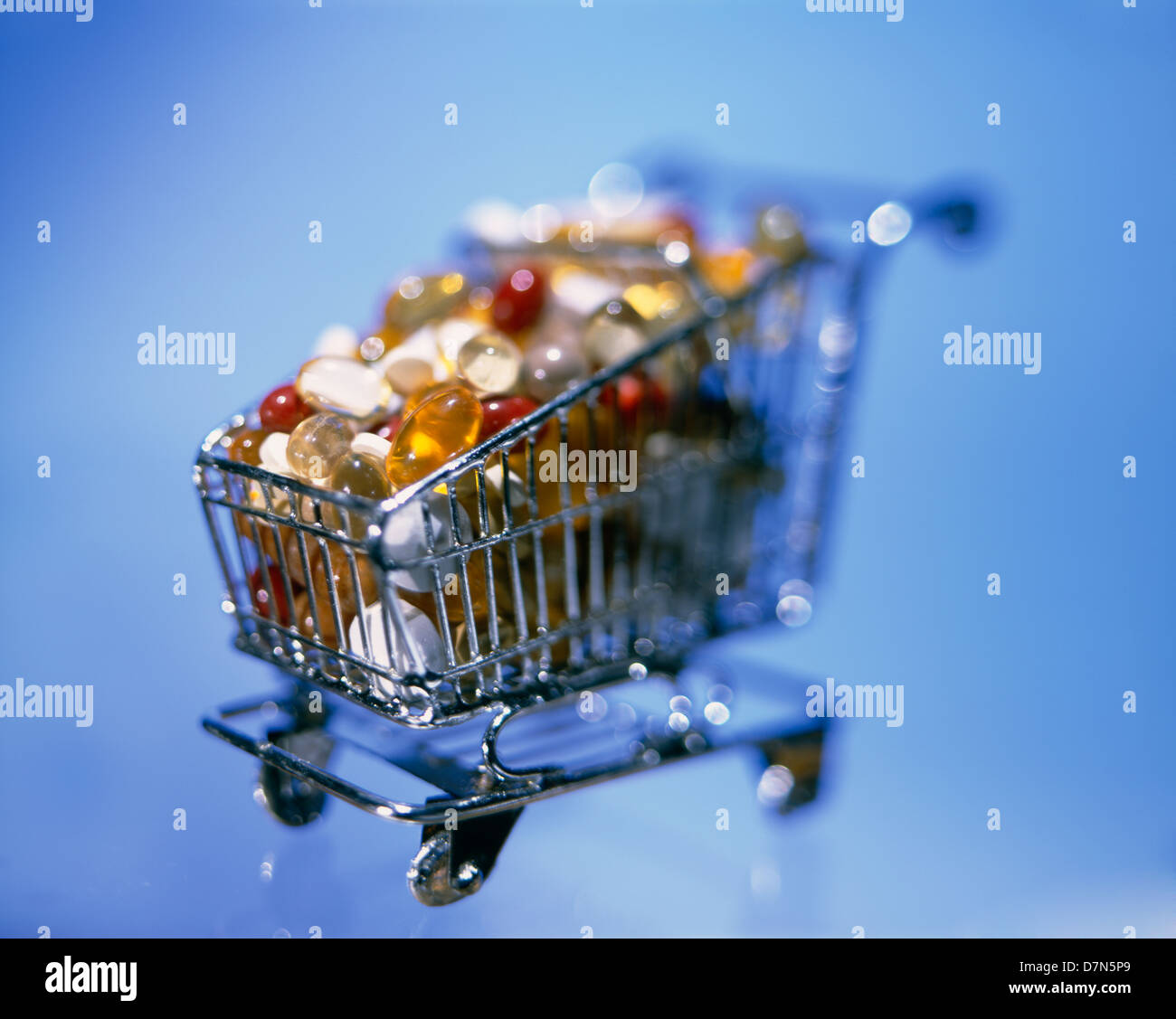 Eine Miniatur Einkaufswagen Vitamine und Mineralstoffe voller, © Mak. Stockfoto
