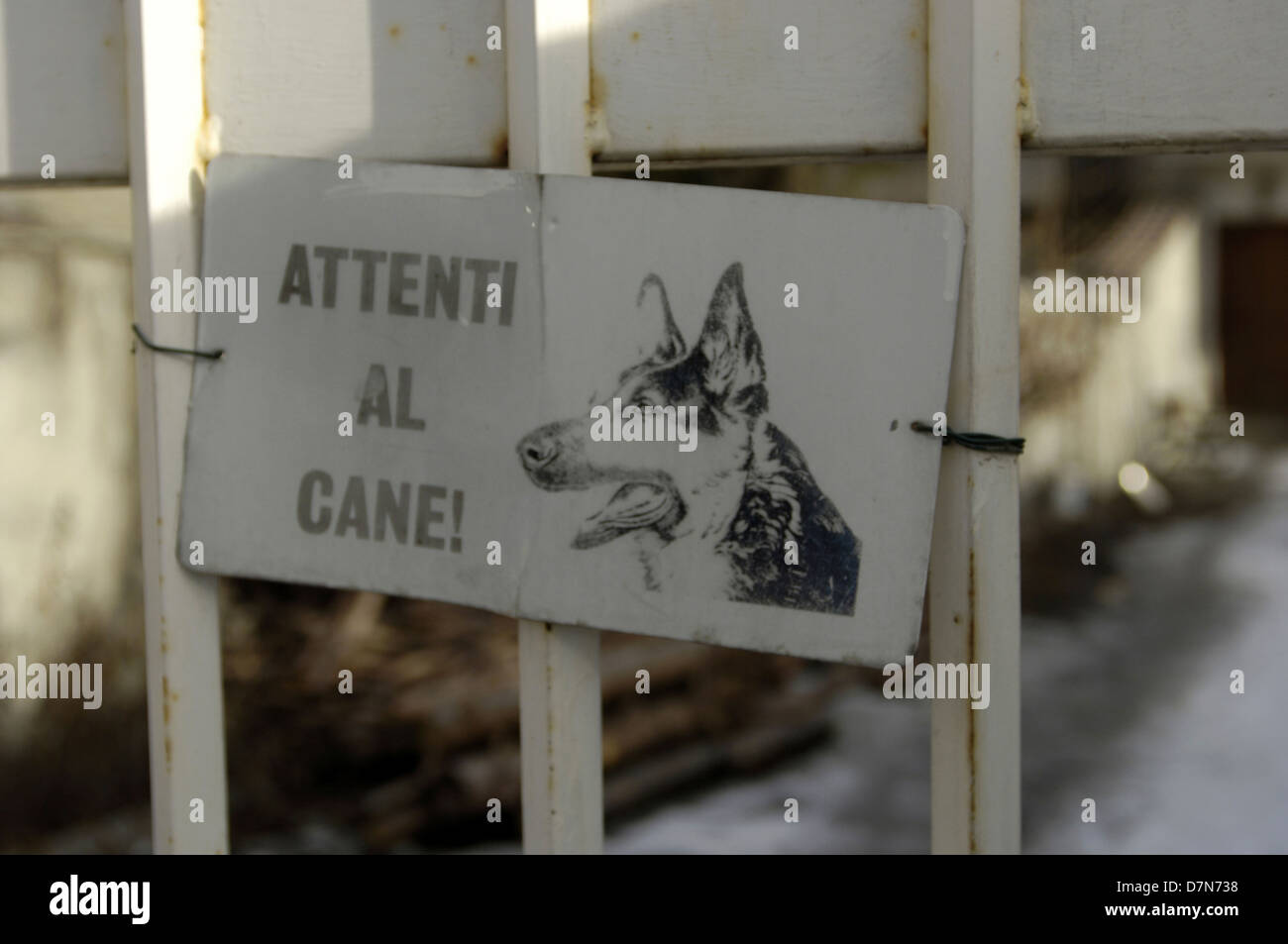 Attenti al Cane - Beware of Dog Zeichen. Oulx, Italien. 2006 Winterspiele Olympische, Torino. 02/2006 © Mak Stockfoto