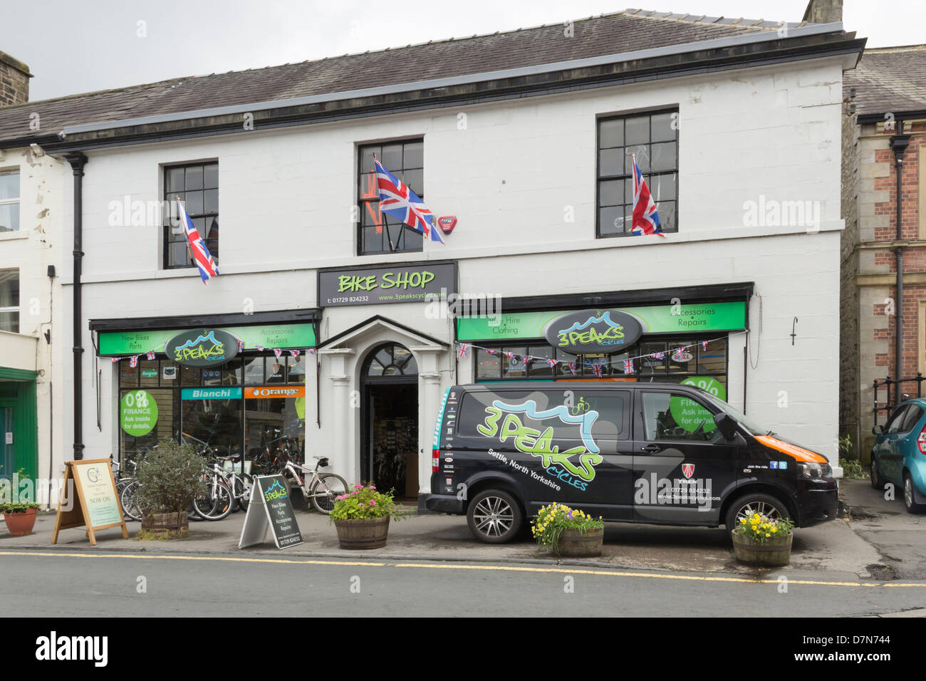 Die 3 Gipfel Zyklen Shop und Unternehmen van auf dem Marktplatz in Settle, North Yorkshire. Stockfoto
