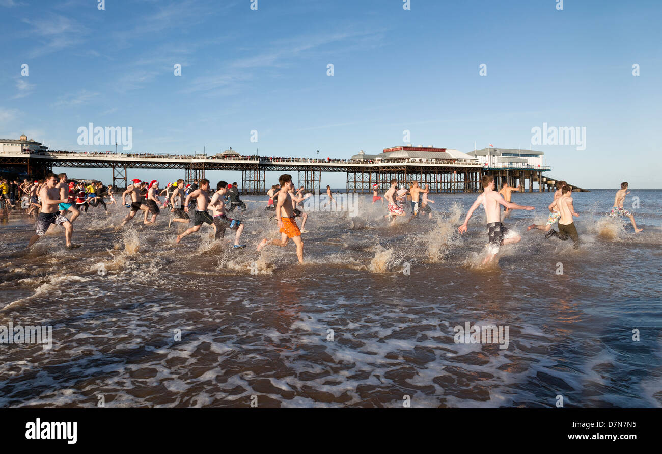 Boxing Day Charity Schwimmen am Cromer, Norfolk Stockfoto
