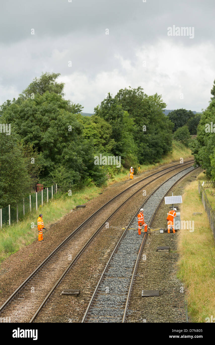 Network Rail Wartungspersonal an streckenseitigen Ausrüstung auf der Settle Carlisle Railway in der Nähe von langen Preston arbeiten. Stockfoto