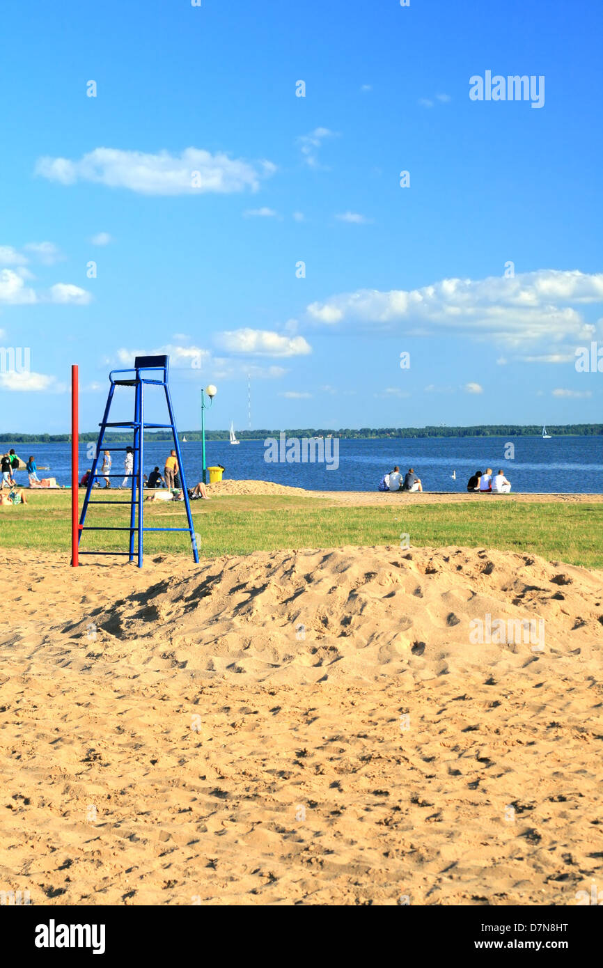 Life Guard Stuhl am Strand im Sommer Stockfoto