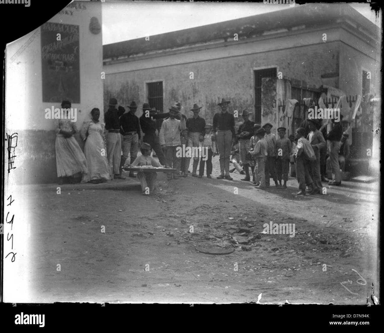 Eine Straßenszene aus Bermuda in den späten 1800er Jahren, die Händler und eine überfüllte Gegend zeigt, die das tägliche Leben und den Handel der Zeit in diesem karibischen Ort festgehalten hat. Stockfoto