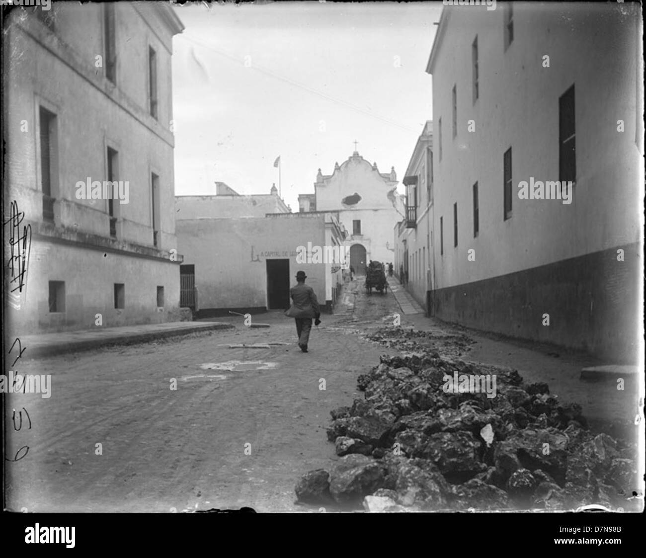 Ein Foto von 1898-1899, das eine Straße in Bermuda mit einer Kirche in der Ferne zeigt. Das Bild fängt die urbane Landschaft der Karibik während einer botanischen Expedition ein. Stockfoto