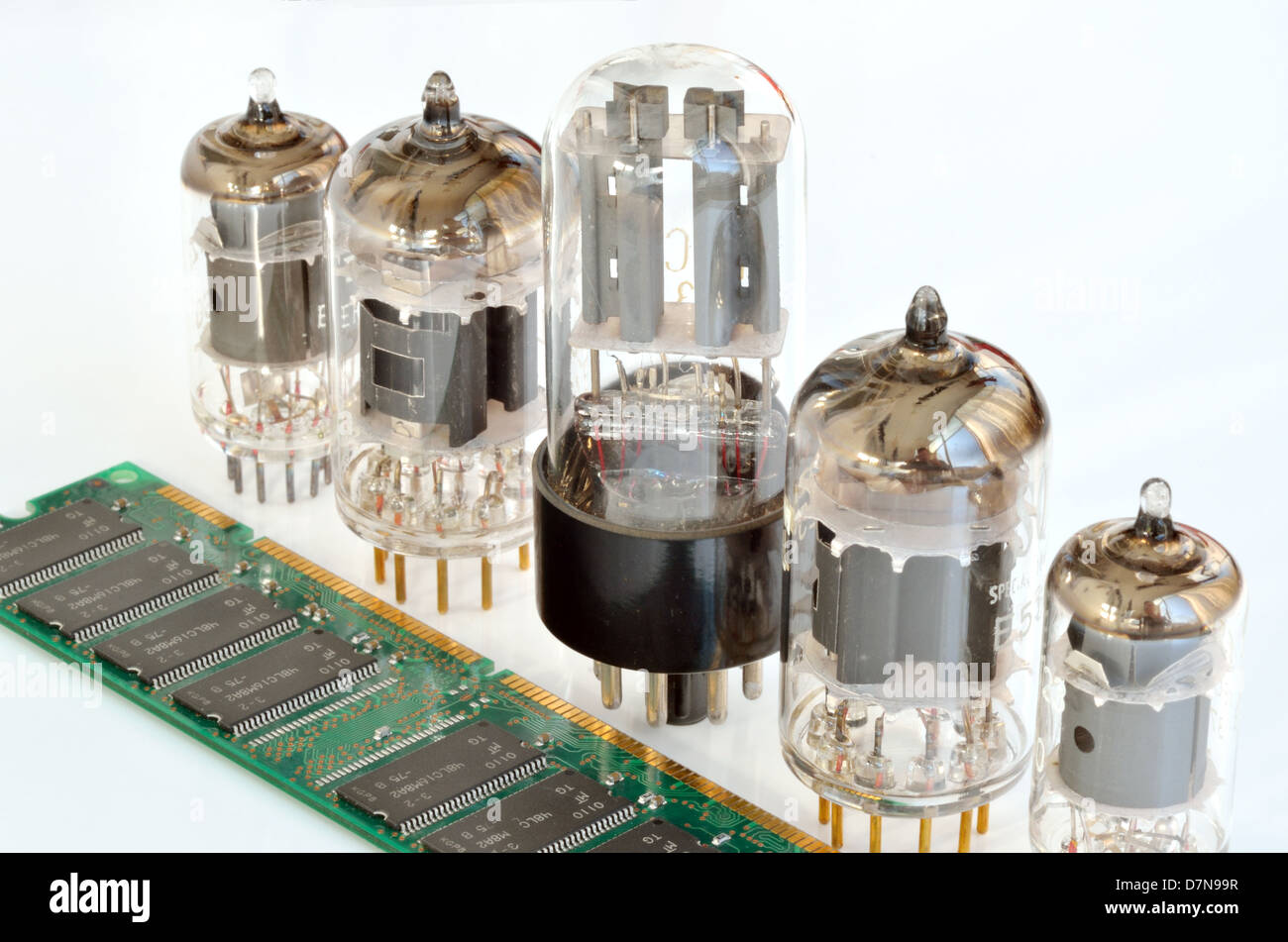 alte und neue elektronische Komponenten Stockfoto