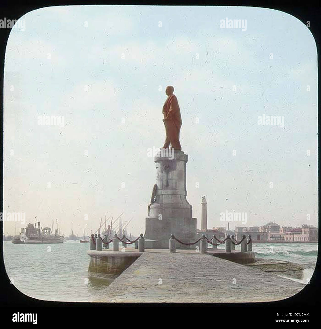 Die Statue von Ferdinand de Lesseps, die von Emmanuel Fremiet geschaffen wurde, erinnert an die Arbeit des Ingenieurs am Suez-Kanal. Diese Skulptur aus dem Jahr 1905-1906 zeigt de Lesseps als Teil einer zoologischen Expedition in Britisch-Ostafrika. Es war handkoloriert auf einer Glaslaterne-Rutsche. De Lesseps, Fremiet und Carl Akeley werden mit diesem historischen Stück in Verbindung gebracht. Stockfoto