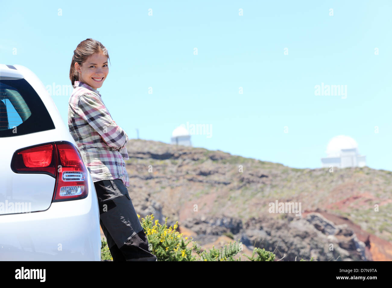 Auto Frau Roadtrip auf La Palma, Kanarische Inseln. Observatorium Roque de Los Muchachos im Hintergrund. Stockfoto