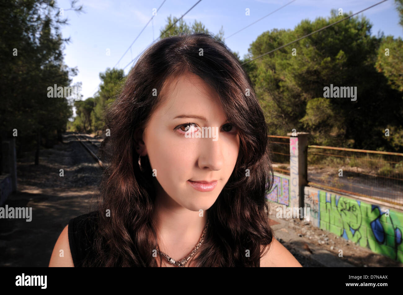 Close-up Portrait einer jungen Frau am Bahnhof Stockfoto