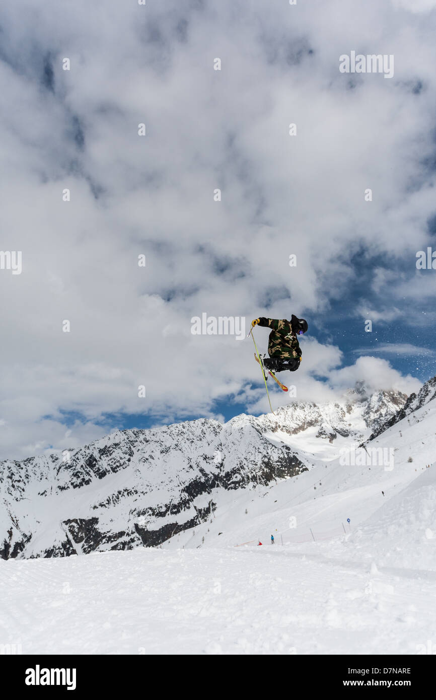 Skifahrer, packte seinen Schweif in ein snowpark Stockfoto