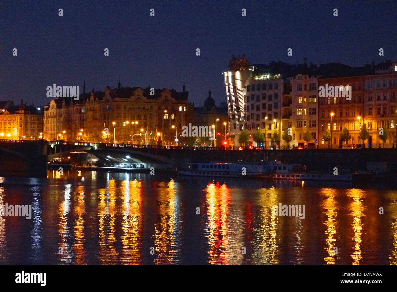 Blick von der Moldau, Prag zeigt eine Nachtansicht von das, "Tanzende Haus" und anderen Gebäuden auf der Flussseite. Stockfoto