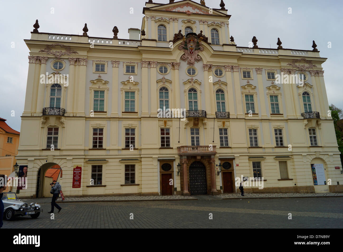 Palast des Erzbischofs auf dem Gelände der Prager Burg Stockfoto