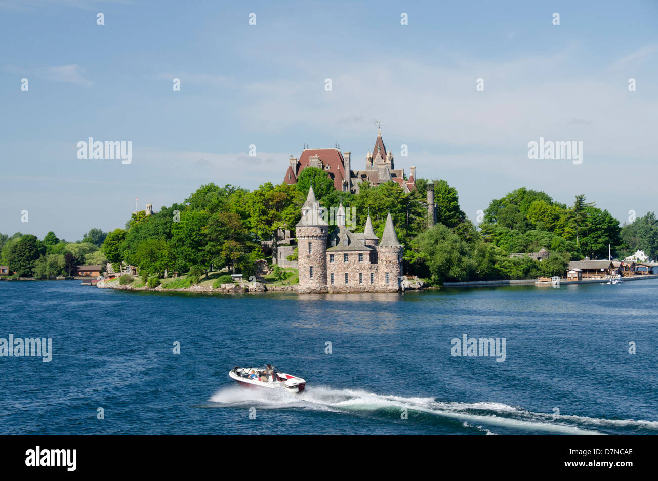 New York, St. Lawrence Seaway, Thousand Islands. Boot vor historischen Boldt Castle auf Hart Island. Stockfoto