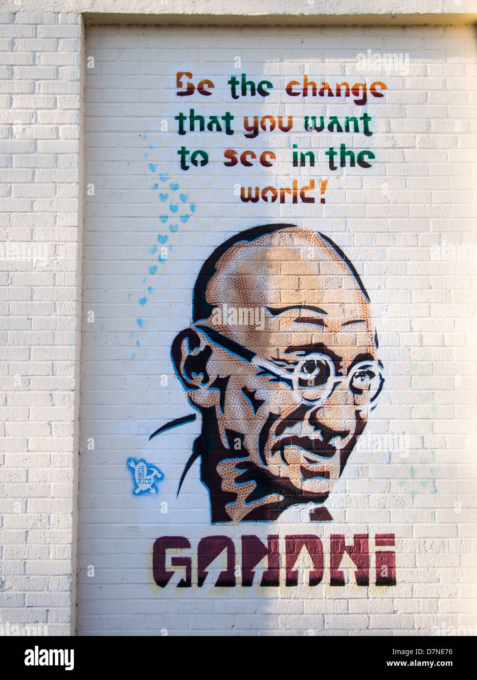 "Sei die Veränderung, die Sie in der Welt sehen möchten" Zitat von Mahatma Gandhi - basierte Graffiti von Austin Federico Archuleta Stockfoto