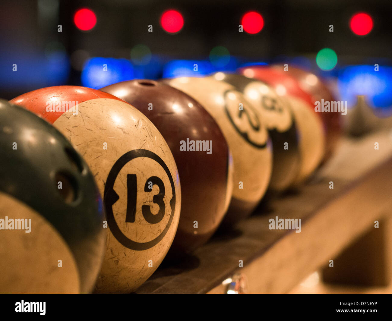 Retro-Stil-Bowling-Kugeln abgestochen und bereit um zu spielen auf der Kegelbahn Goodnight in Austin, Texas Stockfoto