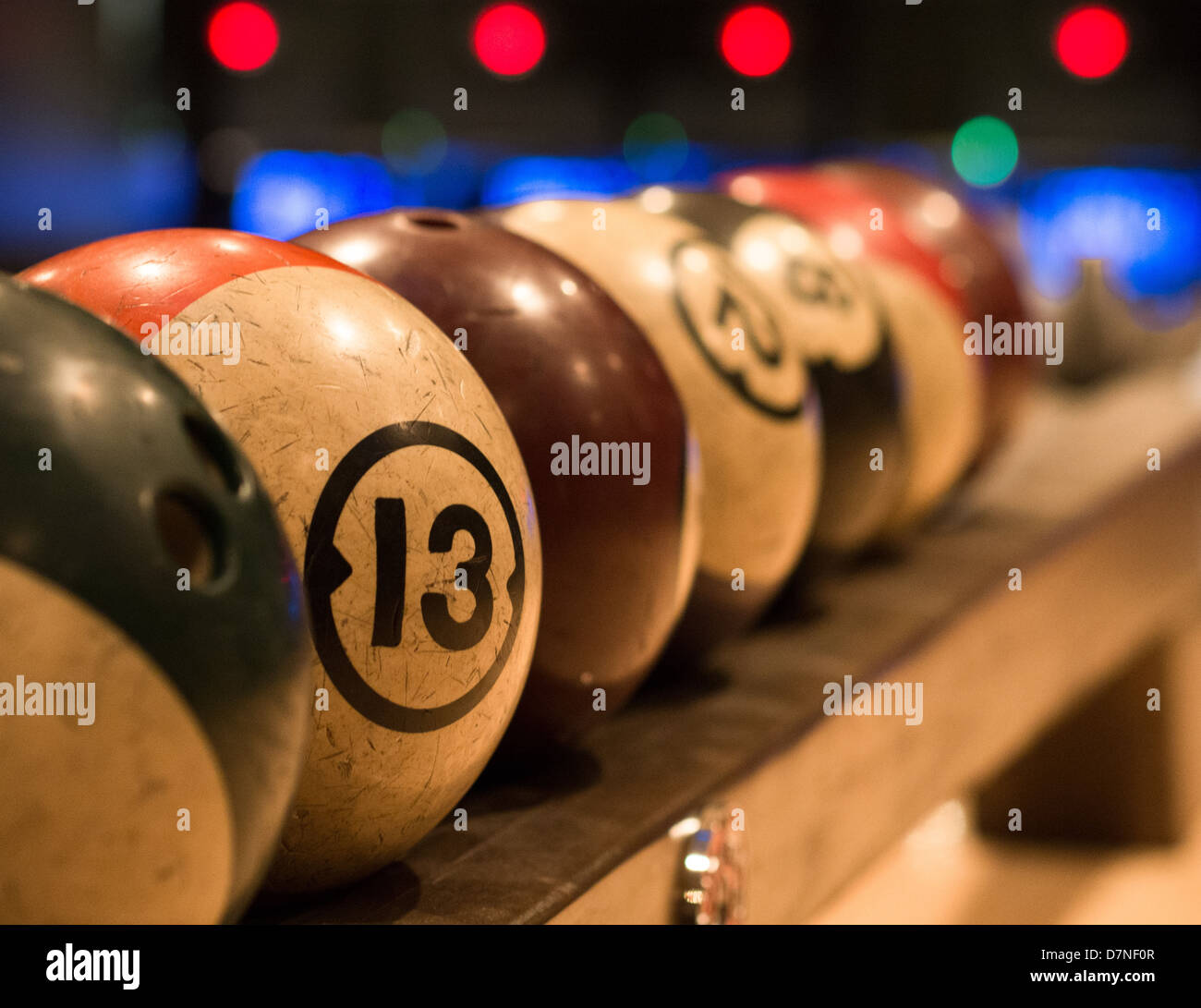 Retro-Stil-Bowling-Kugeln abgestochen und bereit um zu spielen auf der Kegelbahn Goodnight in Austin, Texas Stockfoto